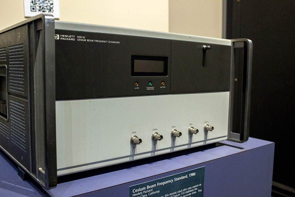 A cesium beam frequency standard Atomic clock, 1986, from Hewlett Packard at the National Watch & Clock Museum