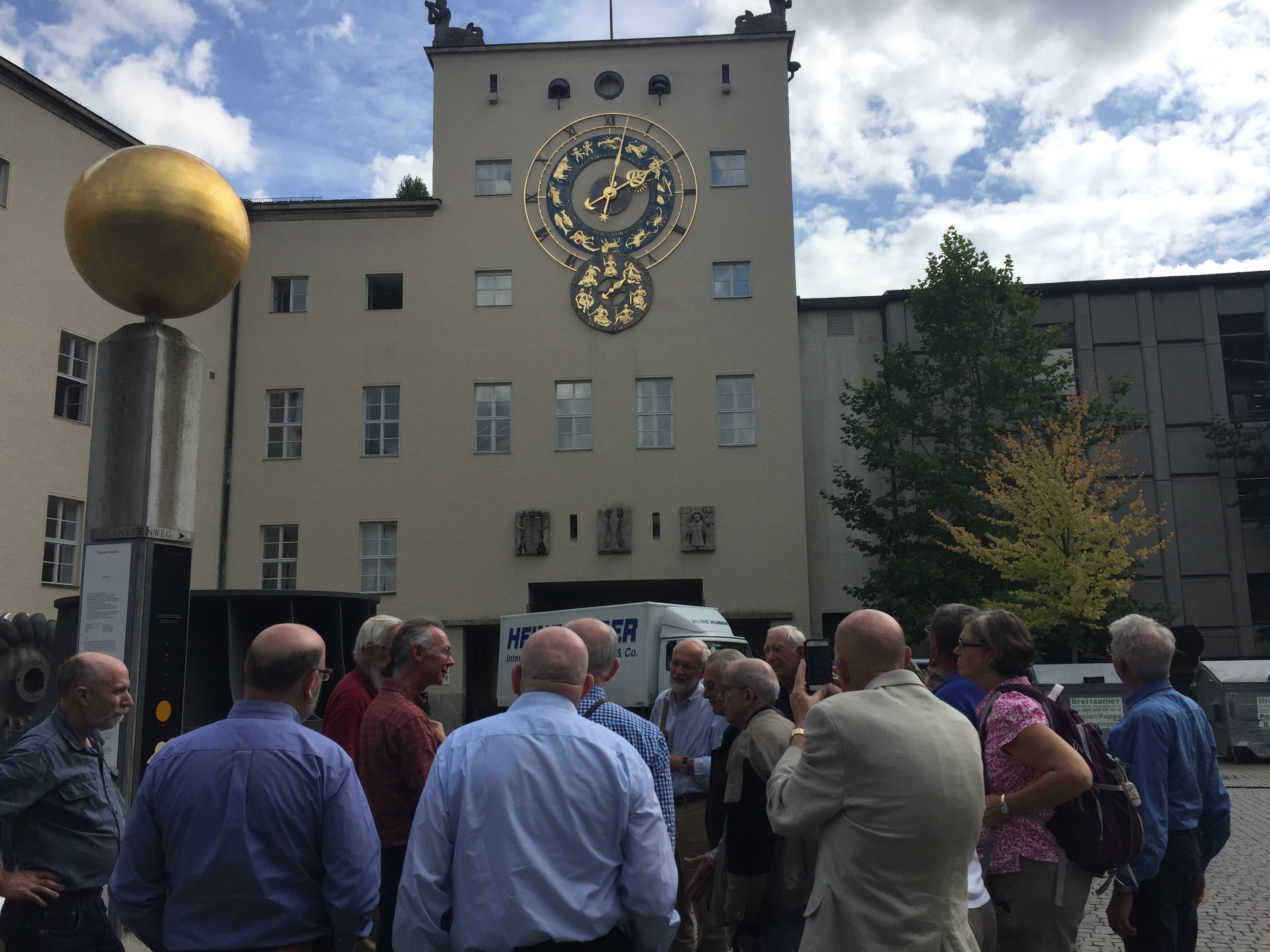 Thomas Rebényi leading a group tour in the courtyard of the Deutsches Museum
