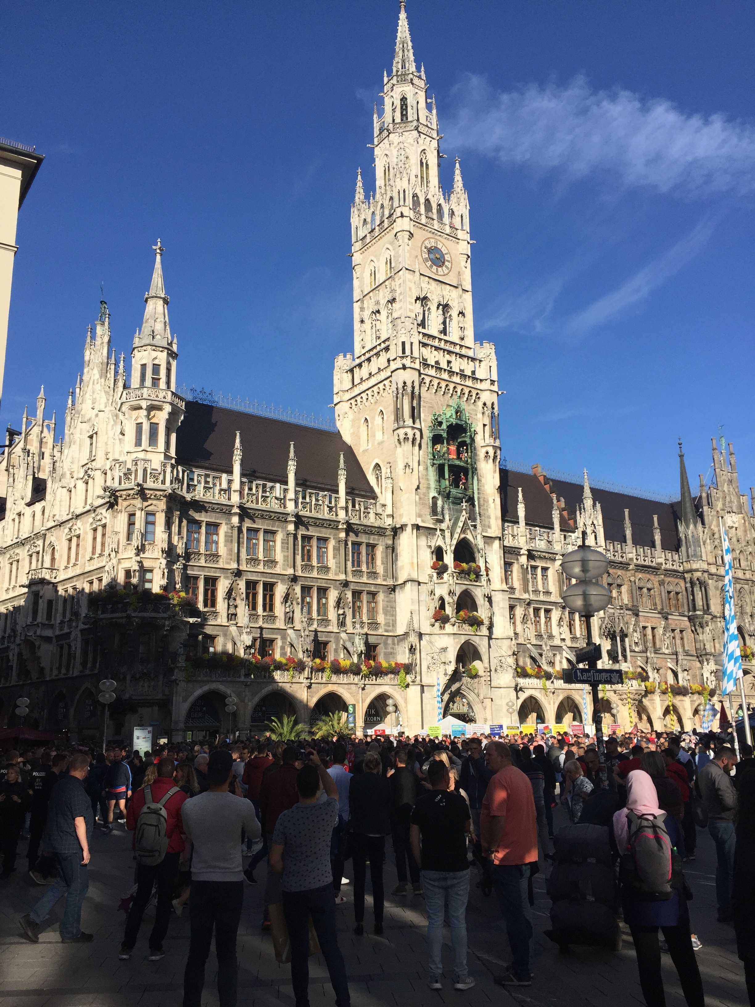 A large crowd assembled in front of the town hall at the Marienplatz